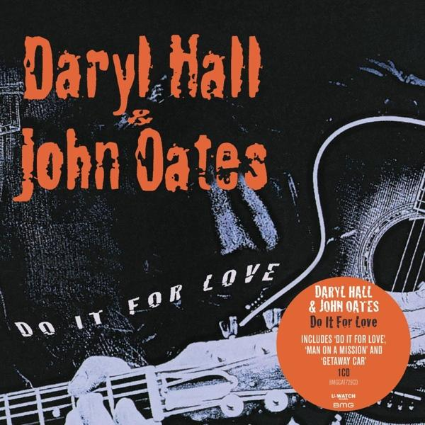CD-hoes voor Daryl Hall & John Oates, 'Do It For Love'. Oranje tekst op zwarte achtergrond. Gitaarafbeelding.
