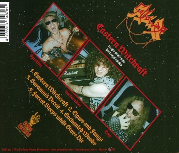 Rückseite einer CD-Hülle mit Bildern von Bandmitgliedern und Songtiteln. Rote, schwarze und gelbe Farben.