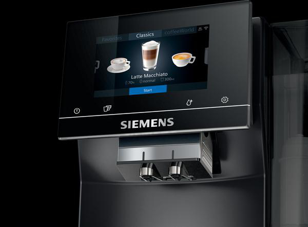 Siemens Kaffeemaschine mit Touchscreen und schwarzem Hintergrund.