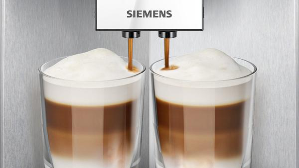 Eine Siemens Kaffeemaschine, die Kaffee in zwei Gläser mit Milchschaum ausgibt.