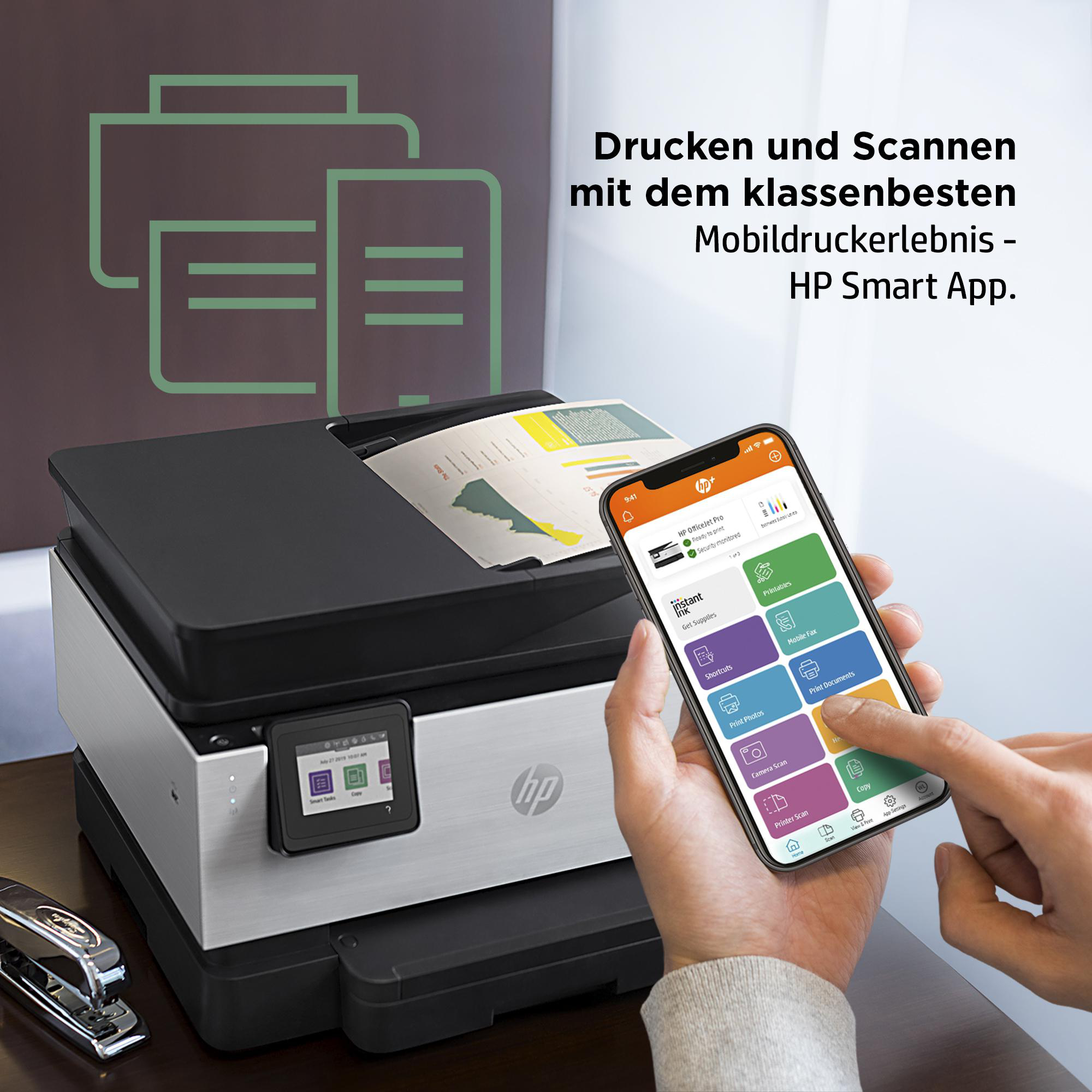 Ein Drucker mit einem Telefon, das die HP Smart App-Oberfläche anzeigt.