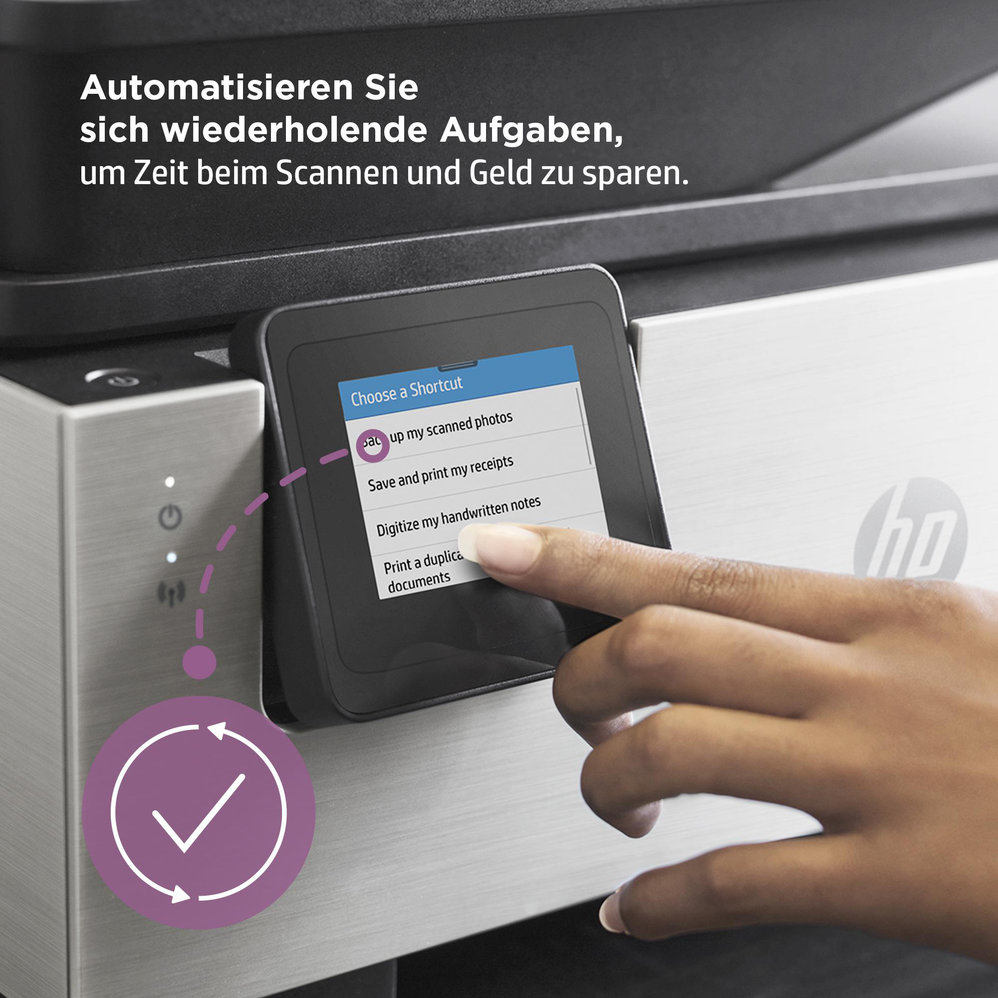 Ein Finger, der eine Taste auf dem Druckerbildschirm drückt.