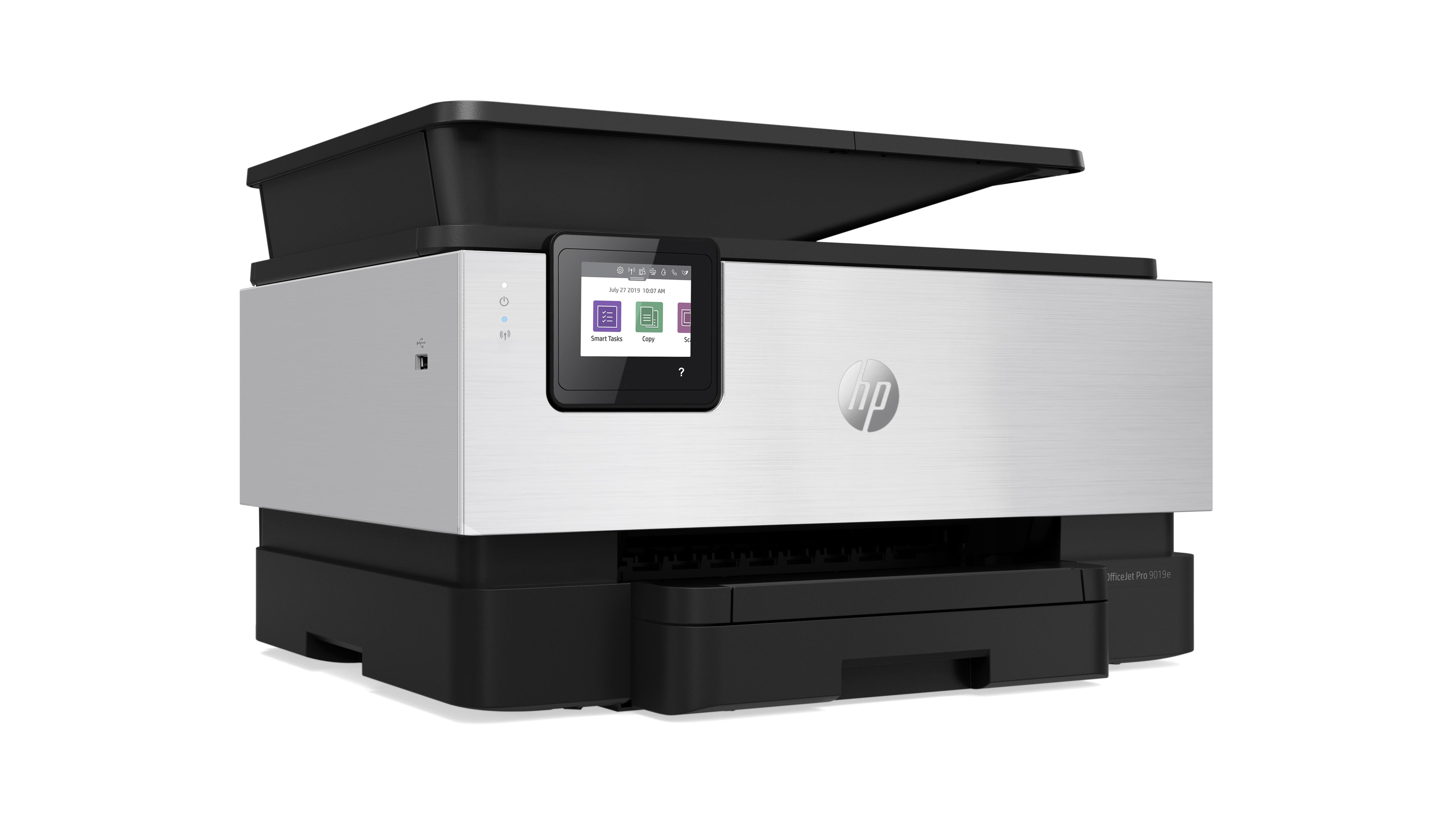Silberner und weißer HP-Drucker, schräge Ansicht, mit Touchscreen-Display.