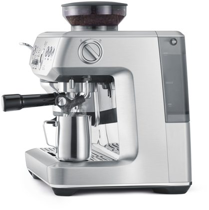 Une machine à expresso argentée avec un moulin à grains sur le dessus, un porte-filtre et un pichet à mousse de lait.