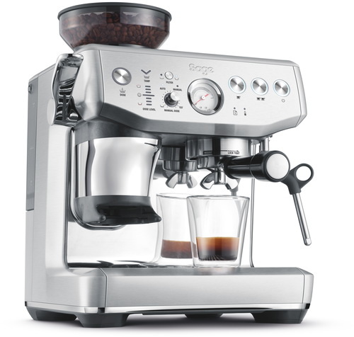 Machine à expresso argentée avec tasses à café et grains.