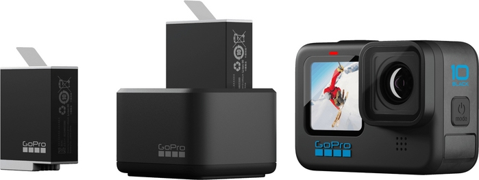 GoPro-Kamera und Ladegerät mit Batterien in einer Box.