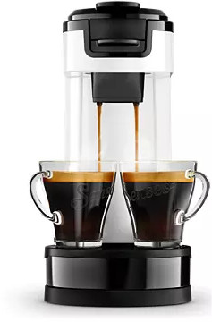 Een wit en zwart koffiezetapparaat. Twee doorzichtige bekers zijn gevuld met koffie.