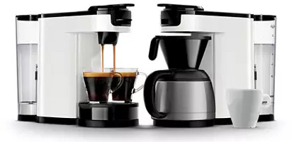 Twee koffiemachines met koffie die in glazen kopjes schenkt.