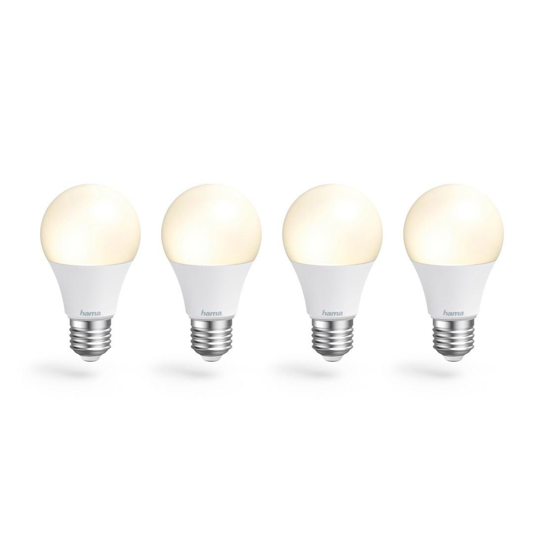 Vier weiße und silberne LED-Glühbirnen. Sie sind beleuchtet und in einer Reihe. Einfacher weißer Hintergrund.