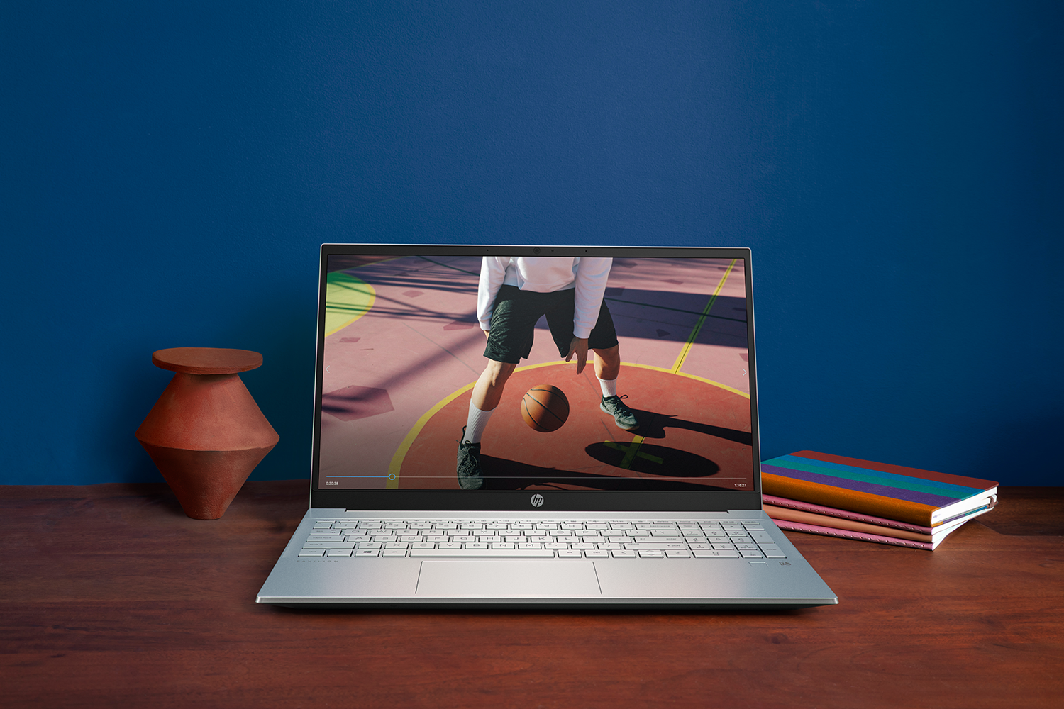Een laptop met een basketbalwedstrijd.