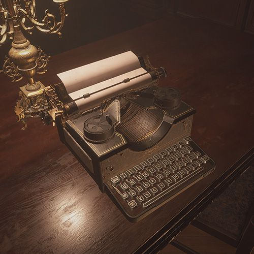 Une machine à écrire ancienne sur un bureau en bois avec une lampe sur le côté gauche.
