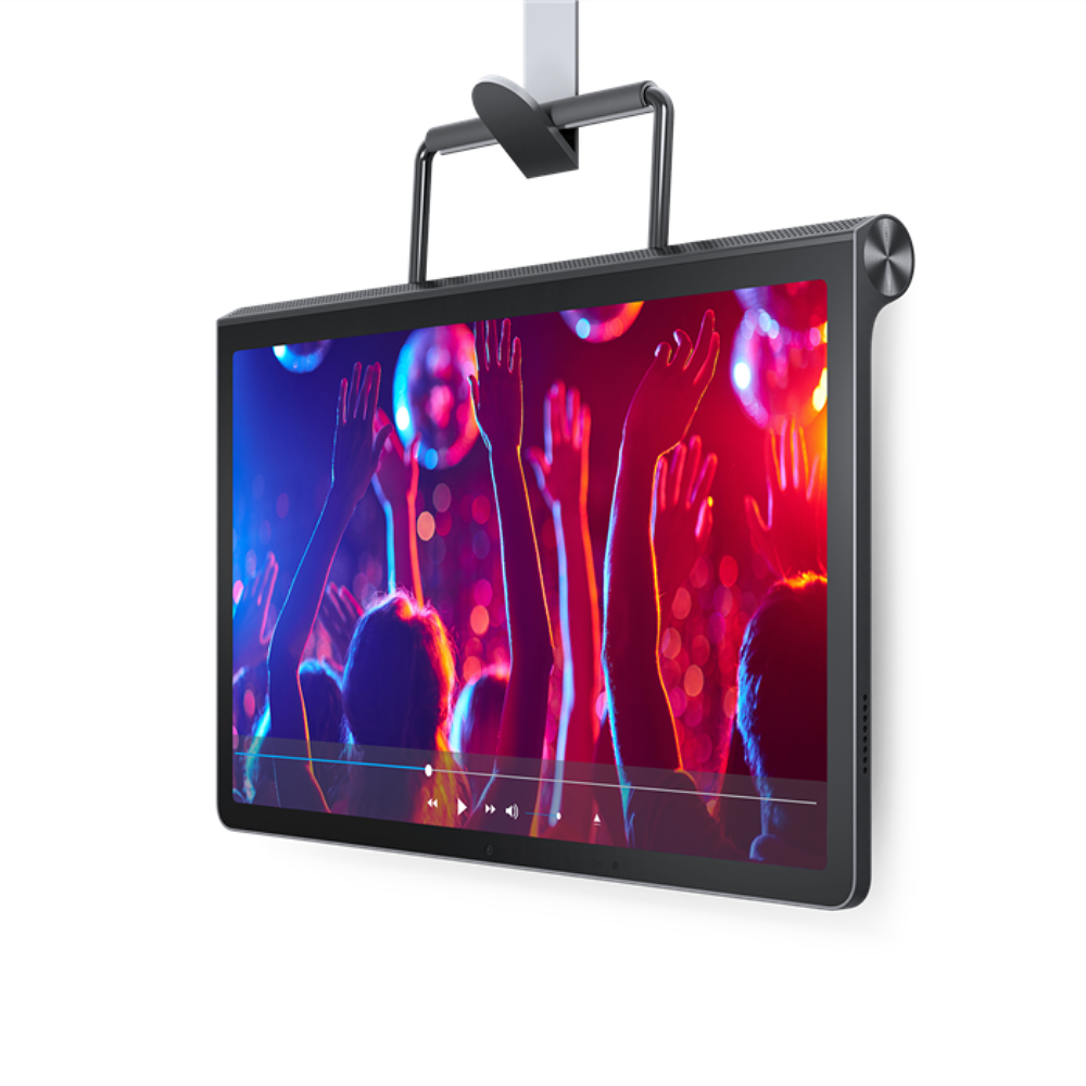 Televisor negro colgante que muestra una escena de fiesta con manos levantadas.