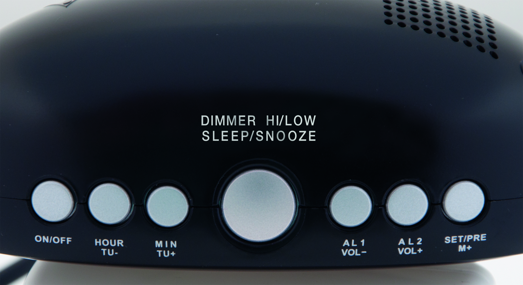 Primer plano de un despertador negro con botones para ENCENDIDO/APAGADO, ATENUADOR, DORMIR/POSPONER y más.