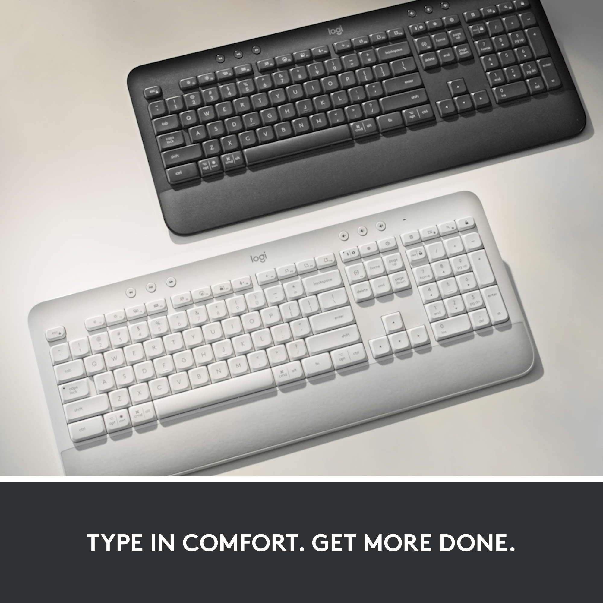 Zwei Logitech-Tastaturen, schwarz und weiß, auf einem Tisch.