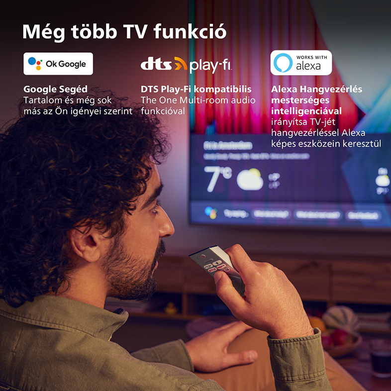 Férfi távirányítóval a TV-t nézi, okos funkciókkal. Belső felvétel.