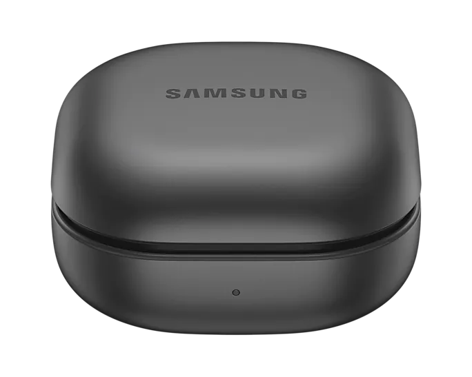 Fekete töltőtok fülhallgatóhoz, tetején a Samsung logóval.