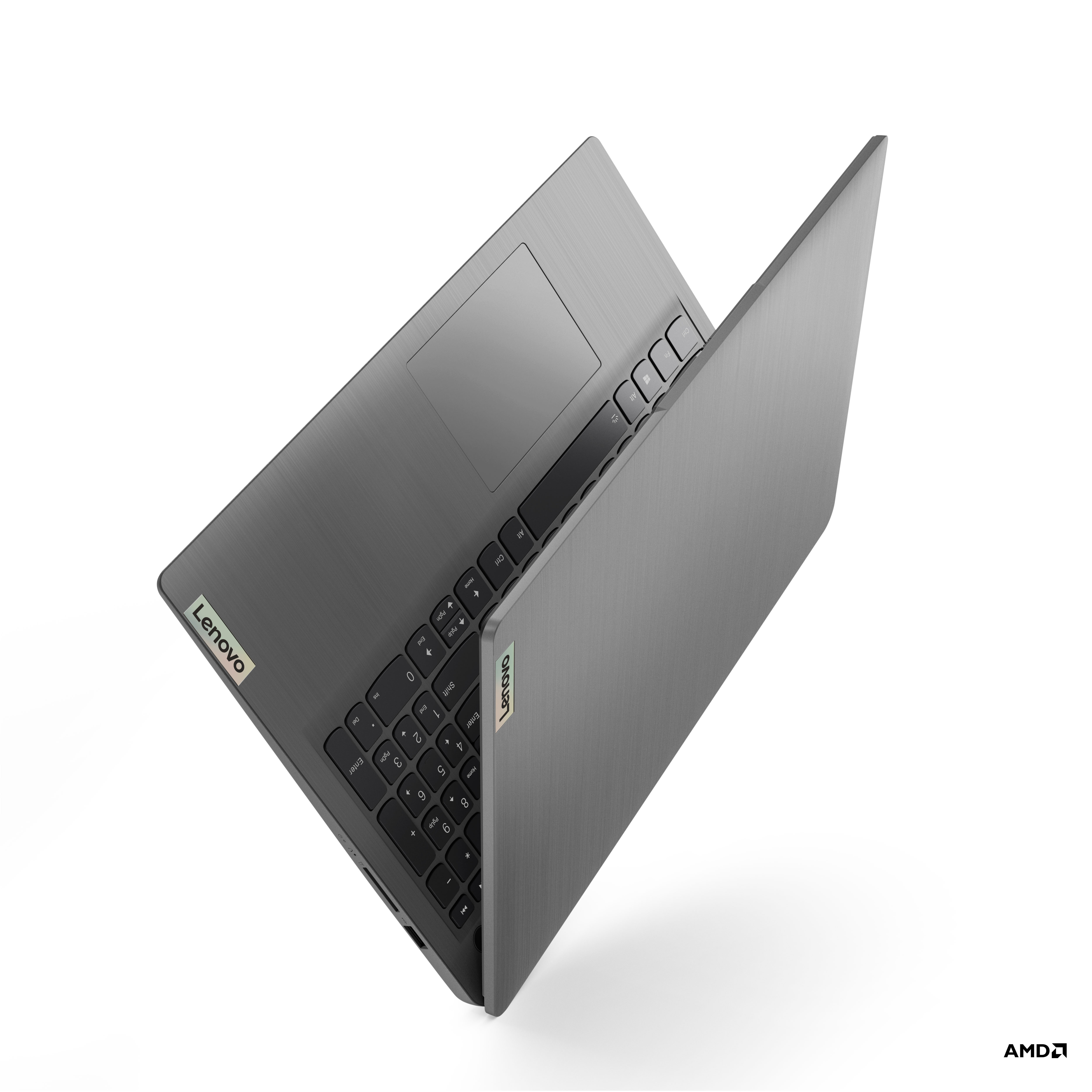 Gri Lenovo dizüstü bilgisayar, açılı olarak açık. Ekran açık ve bir masaüstü görüntülüyor.