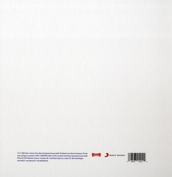 Ein schlichter weißer Hintergrund mit Sony Music- und Arista-Logos.