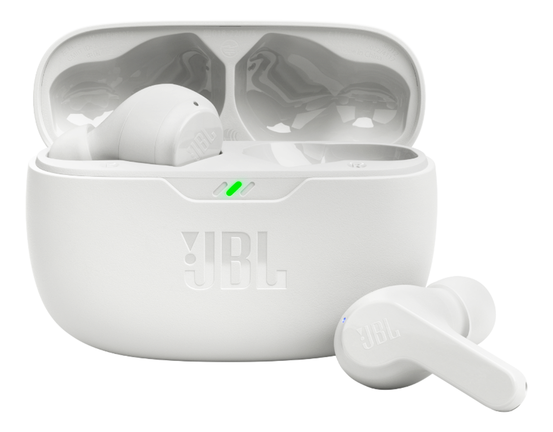 Écouteurs JBL blancs et un étui de chargement. L'étui a une lumière verte sur le dessus. Le fond est noir.