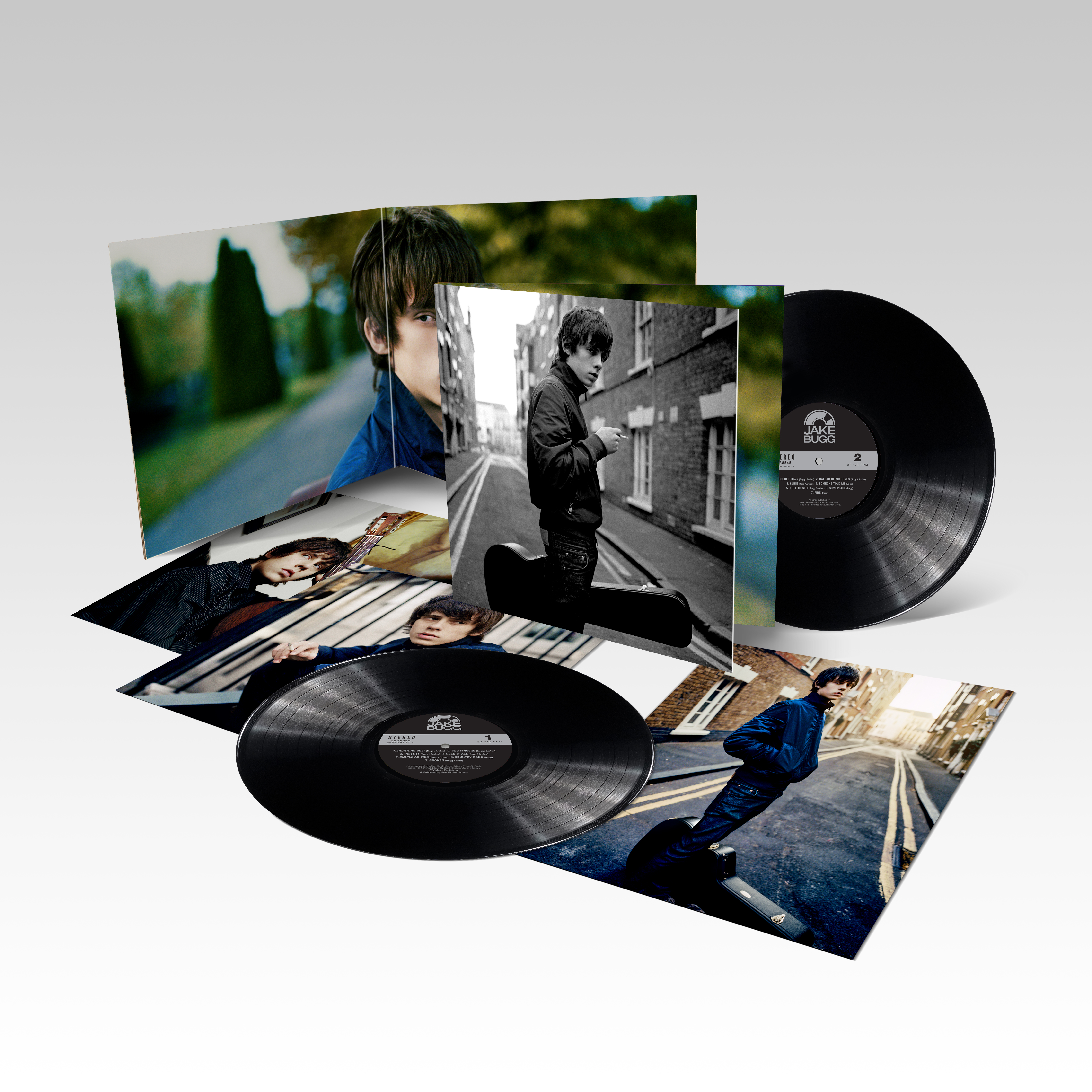 Schallplatten und Albumcover mit einem Mann in einer blauen Jacke auf der Straße.