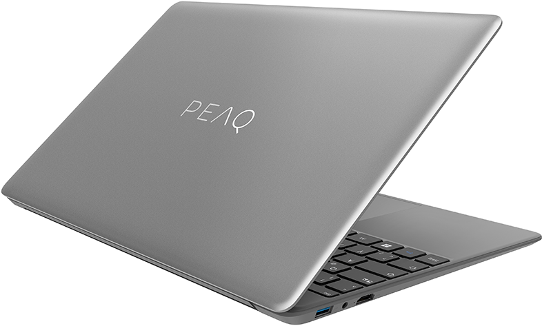 Ezüst laptop, PEAQ logóval a tetején, nyitva, fehér háttéren.