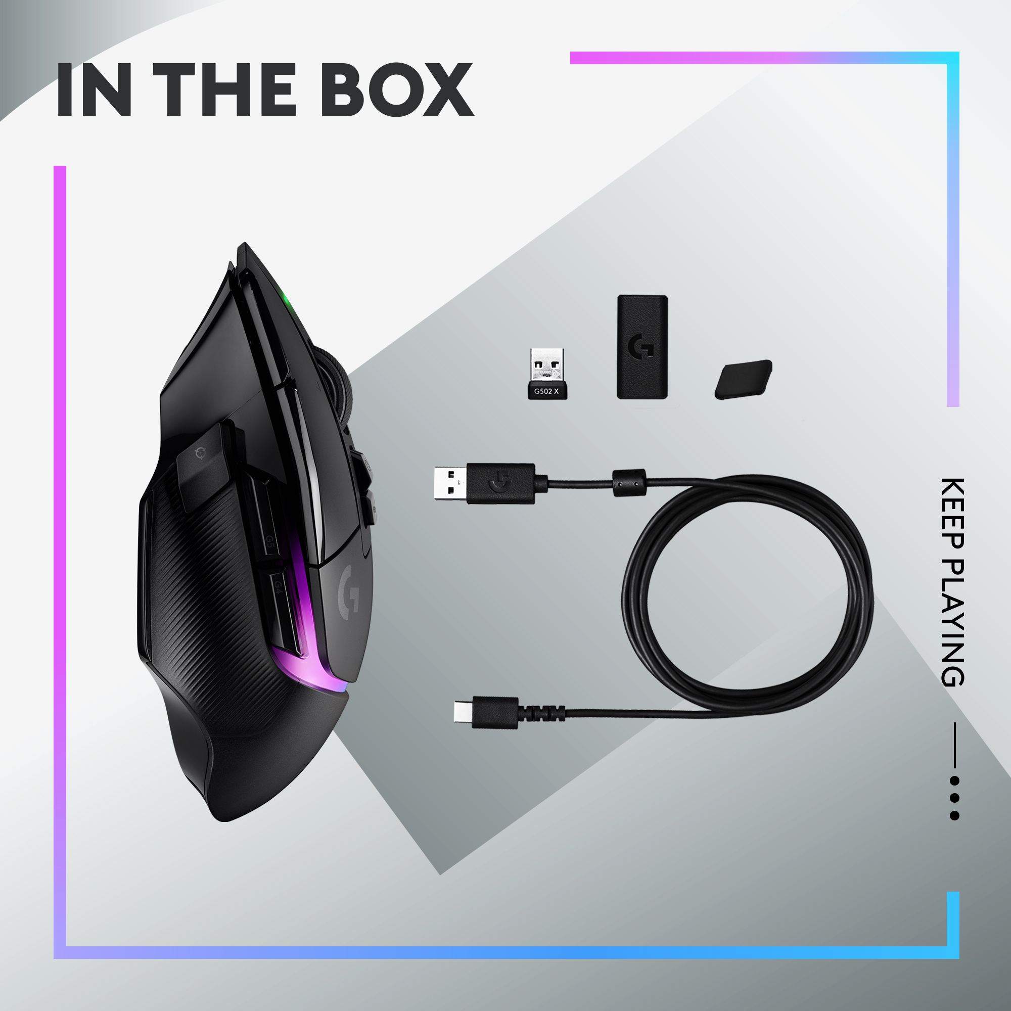 Eine geöffnete Box mit einer schwarzen Gaming-Maus, einem Empfänger, einem Ladekabel und anderem Zubehör.
