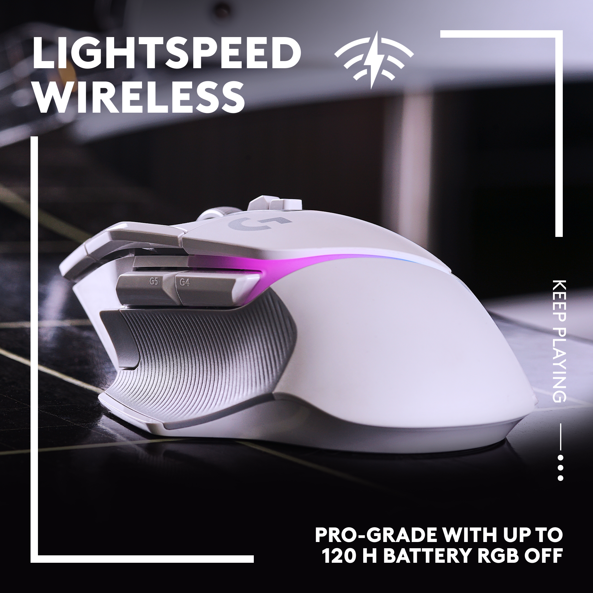 Weiße Gaming-Maus mit Tasten auf schwarzer Oberfläche. Lightspeed Wireless.