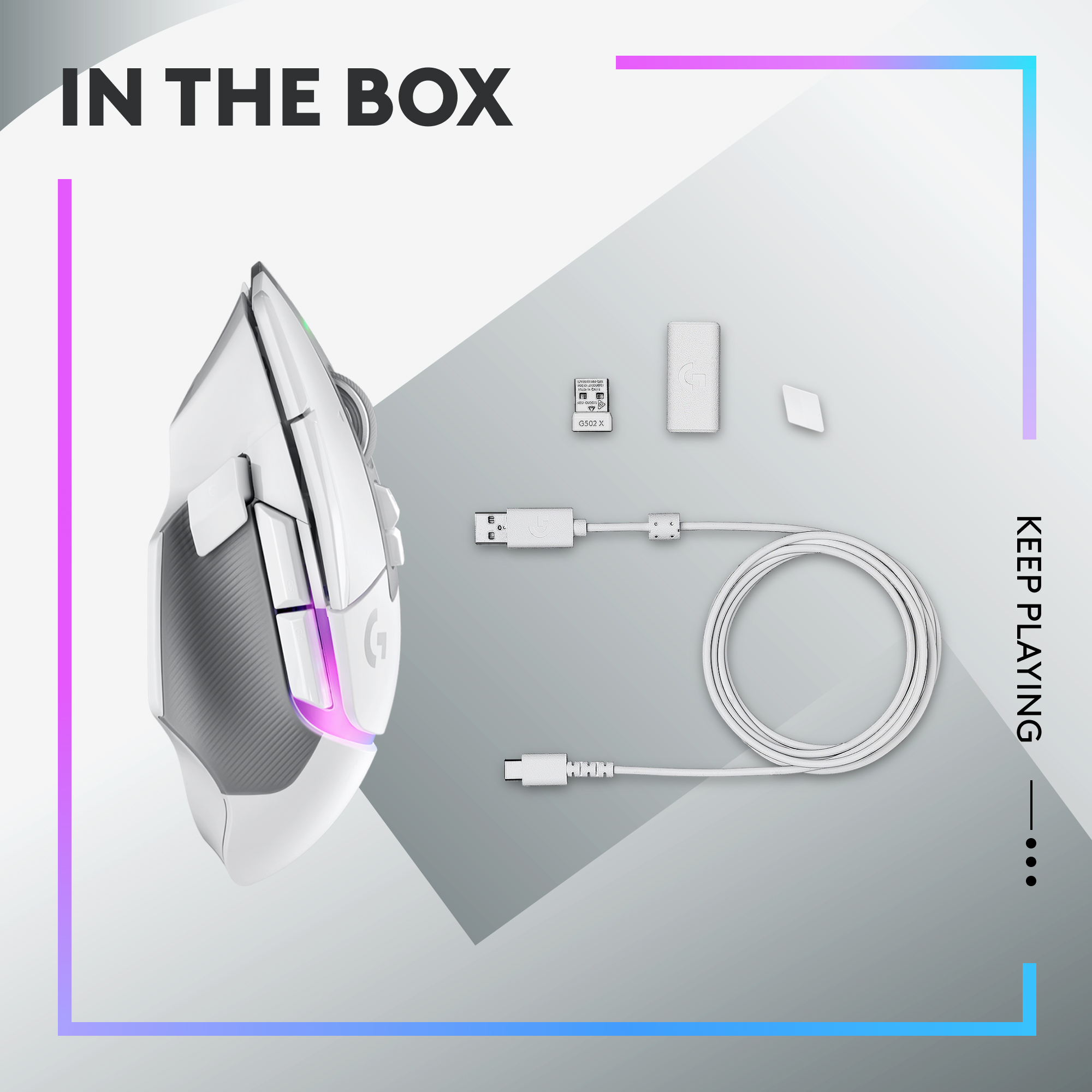 Eine Gaming-Maus und Zubehör werden in der Box gezeigt, einschließlich eines Ladekabels.