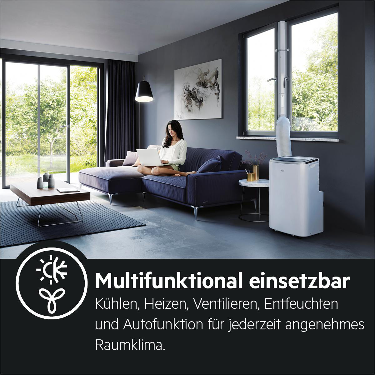 Eine Frau mit Laptop auf Sofa, Klimaanlage und Text über Multifunktionalität.