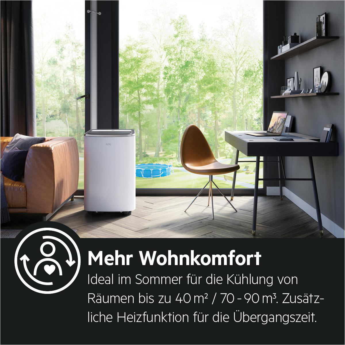 Ein weißer Luftkühler steht in der Nähe eines Fensters. Text auf Deutsch. Stuhl und Tisch im Raum.