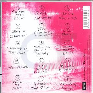 Rückseite einer CD-Hülle, rosa Hintergrund, mit Songtiteln in weißer Handschrift und einem Barcode.