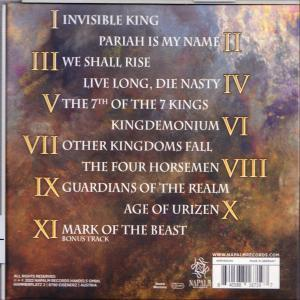 Rückseite einer CD mit Songtiteln und Nummern in Gold auf strukturiertem Hintergrund.