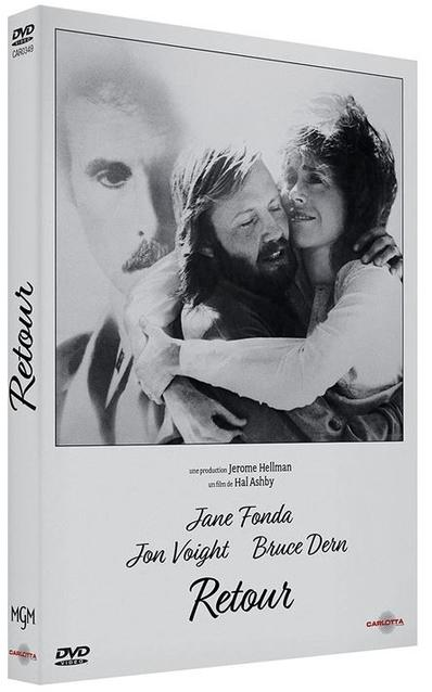 Couverture de DVD. Photo en noir et blanc de personnes. Le titre est Retour. Fond blanc. Texte en français.