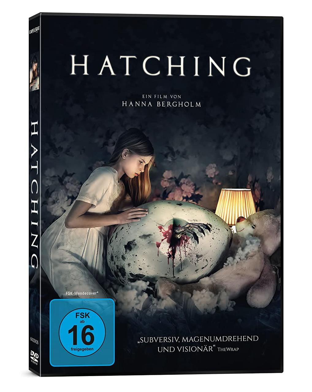 Ein DVD-Cover für den Film Hatching mit einem Mädchen und einem großen Ei.