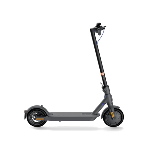 Gri bir elektrikli scooter beyaz bir yüzeyde duruyor.