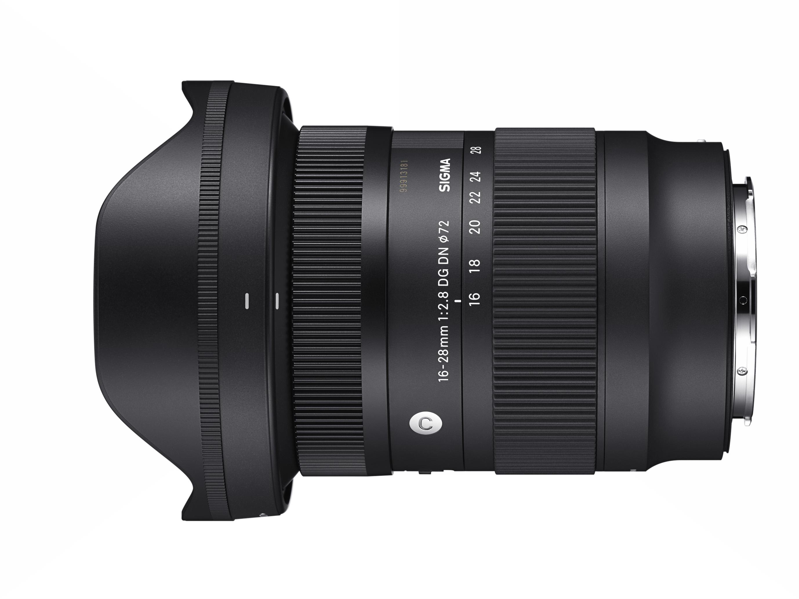 Ein schwarzes Sigma 16-28mm f/2.8 DG DN Objektiv für Fotografie, mit Fokus- und Zoomringen.