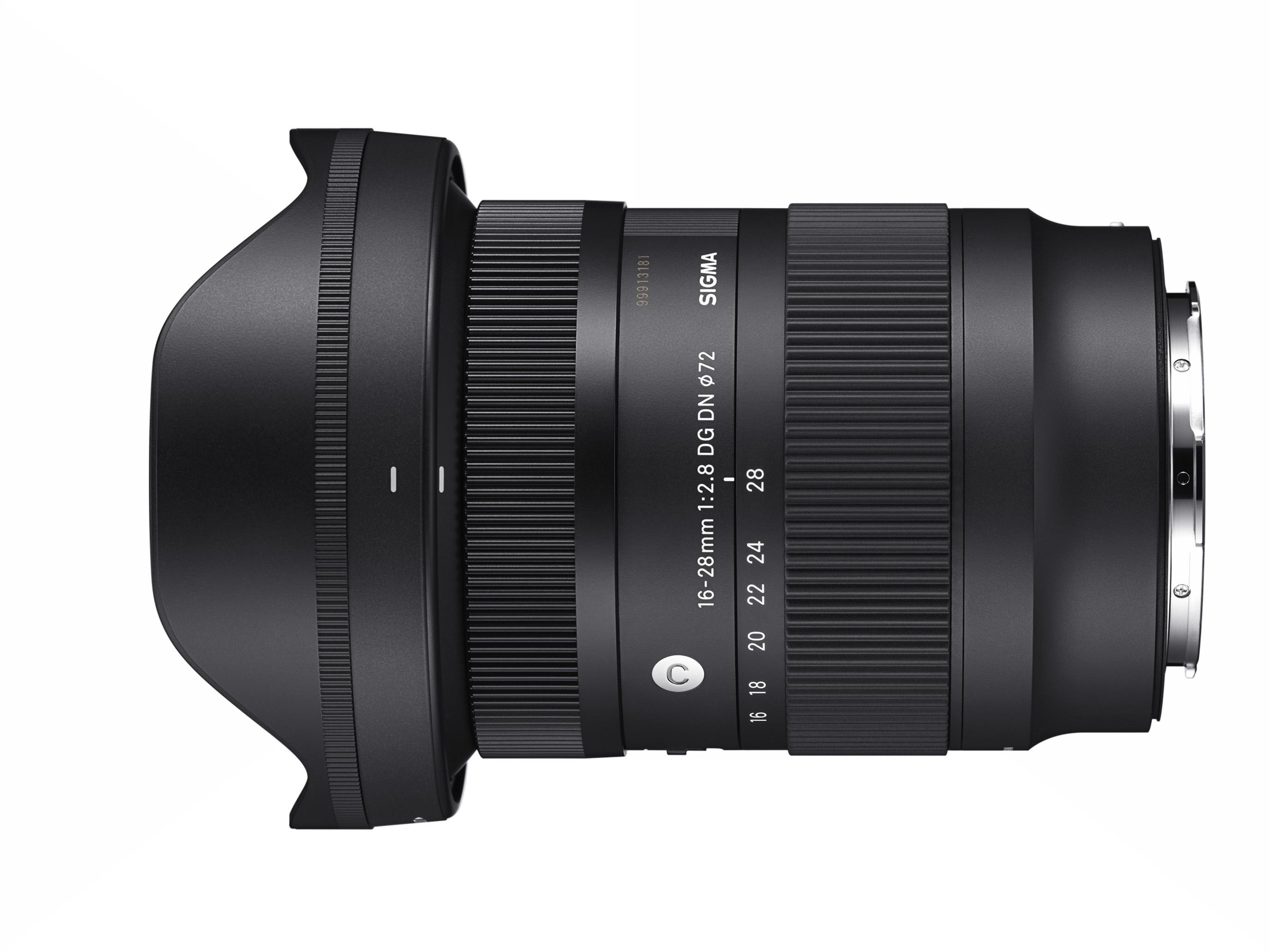 Ein schwarzes Sigma 16-28mm f/2.8 DG DN Objektiv mit Messmarkierungen auf weißem Hintergrund.