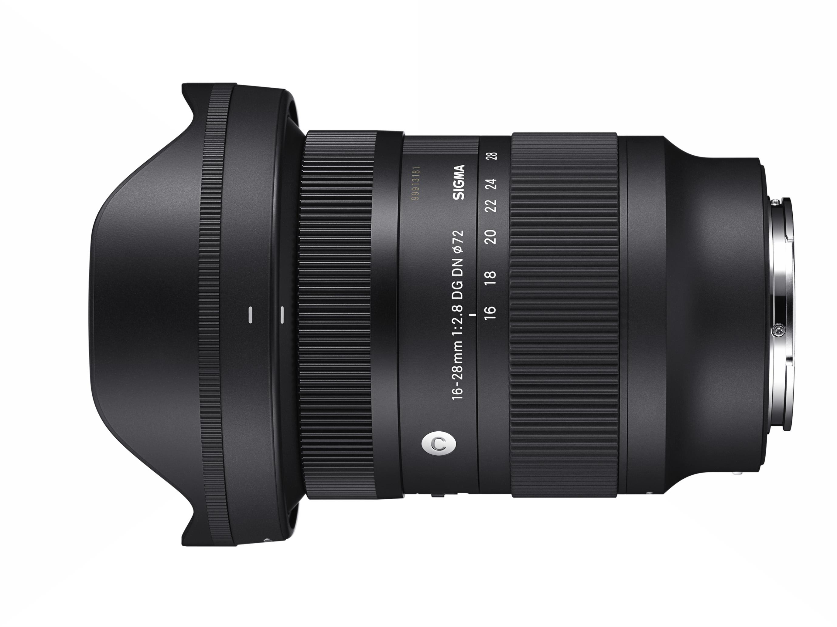 Schwarzes Sigma 16-28mm Kameraobjektiv, Seitenansicht. Zylindrisch, mit Gegenlichtblende.