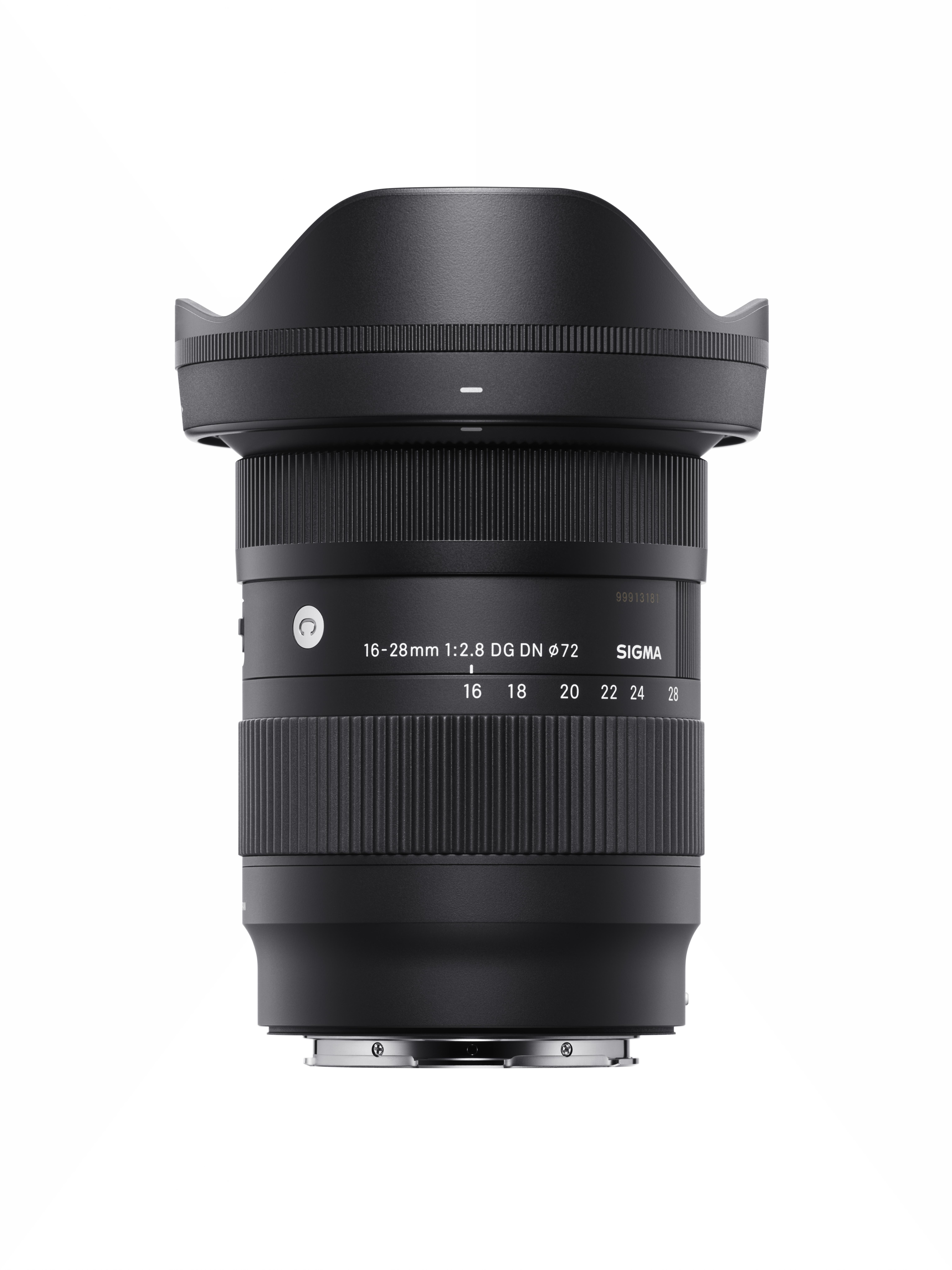 Schwarzes Sigma 16-28mm f/2.8 DG DN Objektiv, isoliert auf weißem Hintergrund.