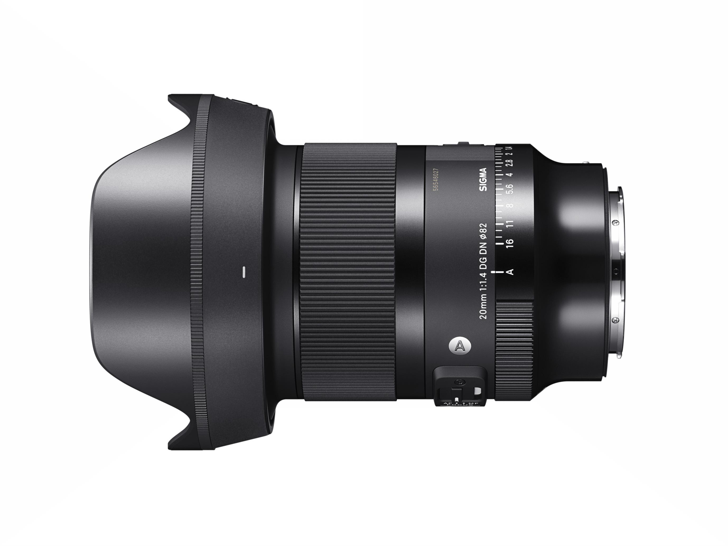 Schwarzes Sigma 20mm f/1.4 DG DN Objektiv, Seitenansicht, mit Sonnenblende.
