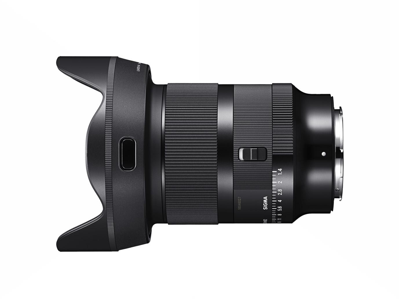 Ein schwarzes Kameraobjektiv mit angesetzter Sonnenblende, Sigma 24mm f/1.4 DG DN Art.