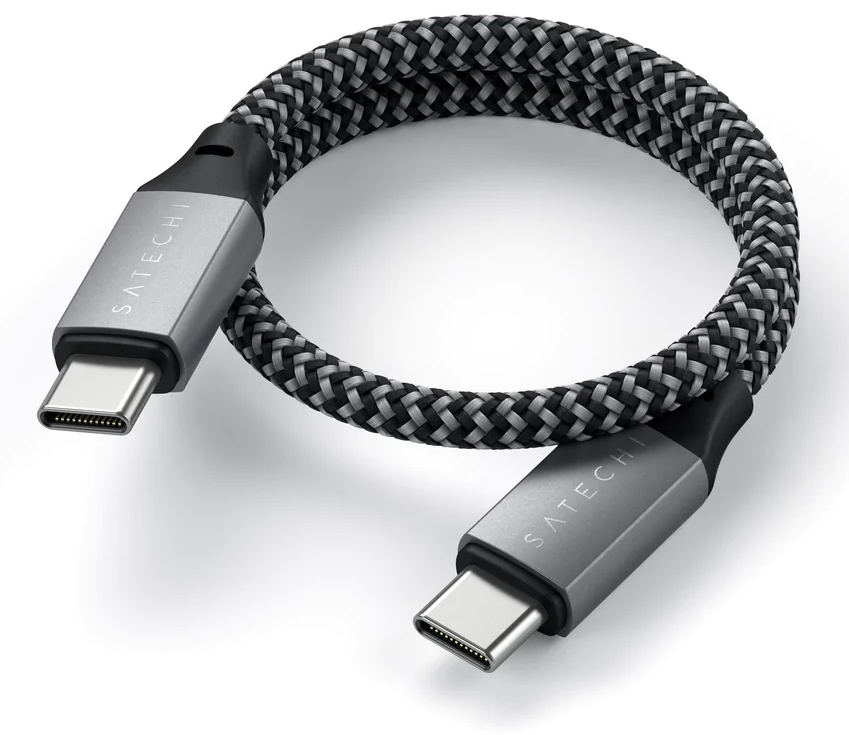 Fonott USB-C kábel ezüst csatlakozókkal. A kábel fekete-szürke mintázatú.