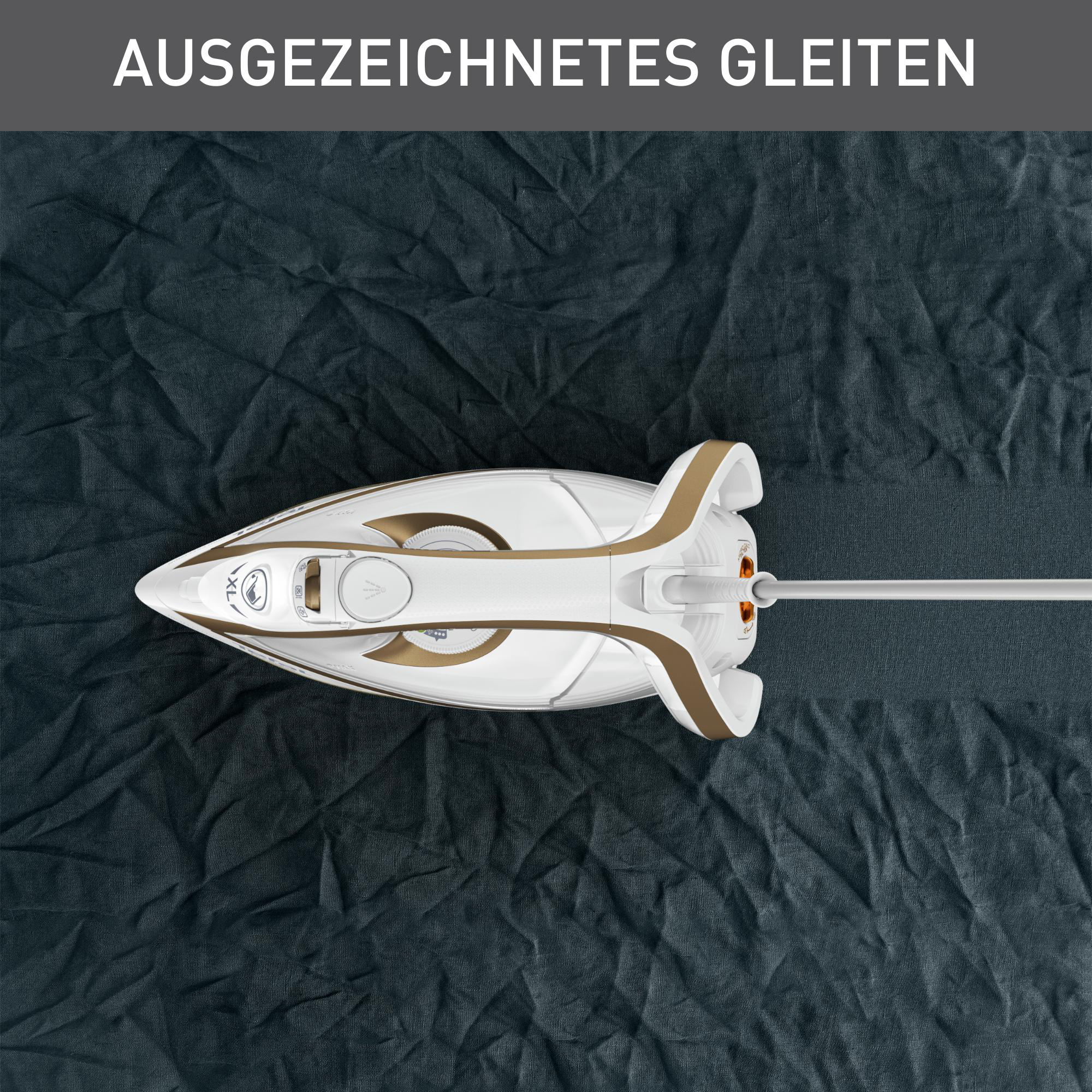 Bügeleisen auf einem zerknitterten, dunkelblauen Stoff.