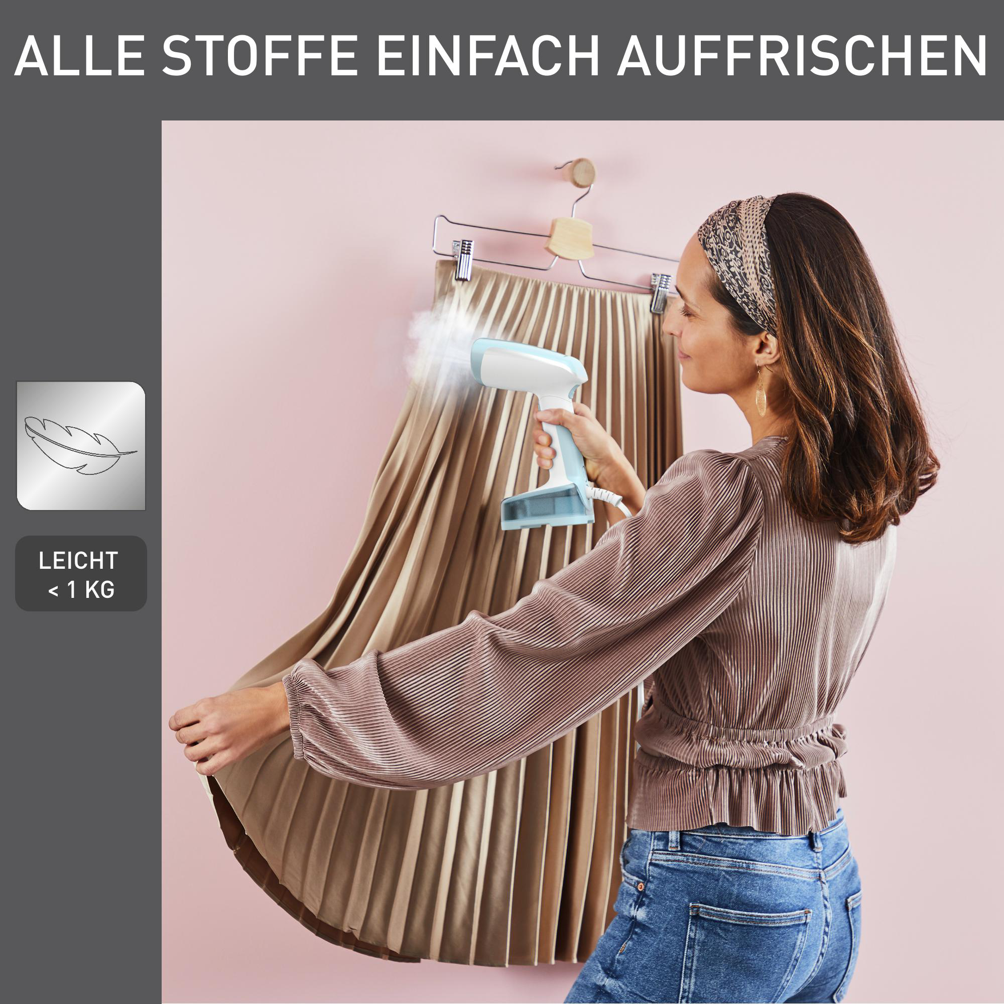 Frau mit Dampfbügler an Rock. Rosa Hintergrund, Text: ALLE STOFFE EINFACH AUFFRISCHEN.