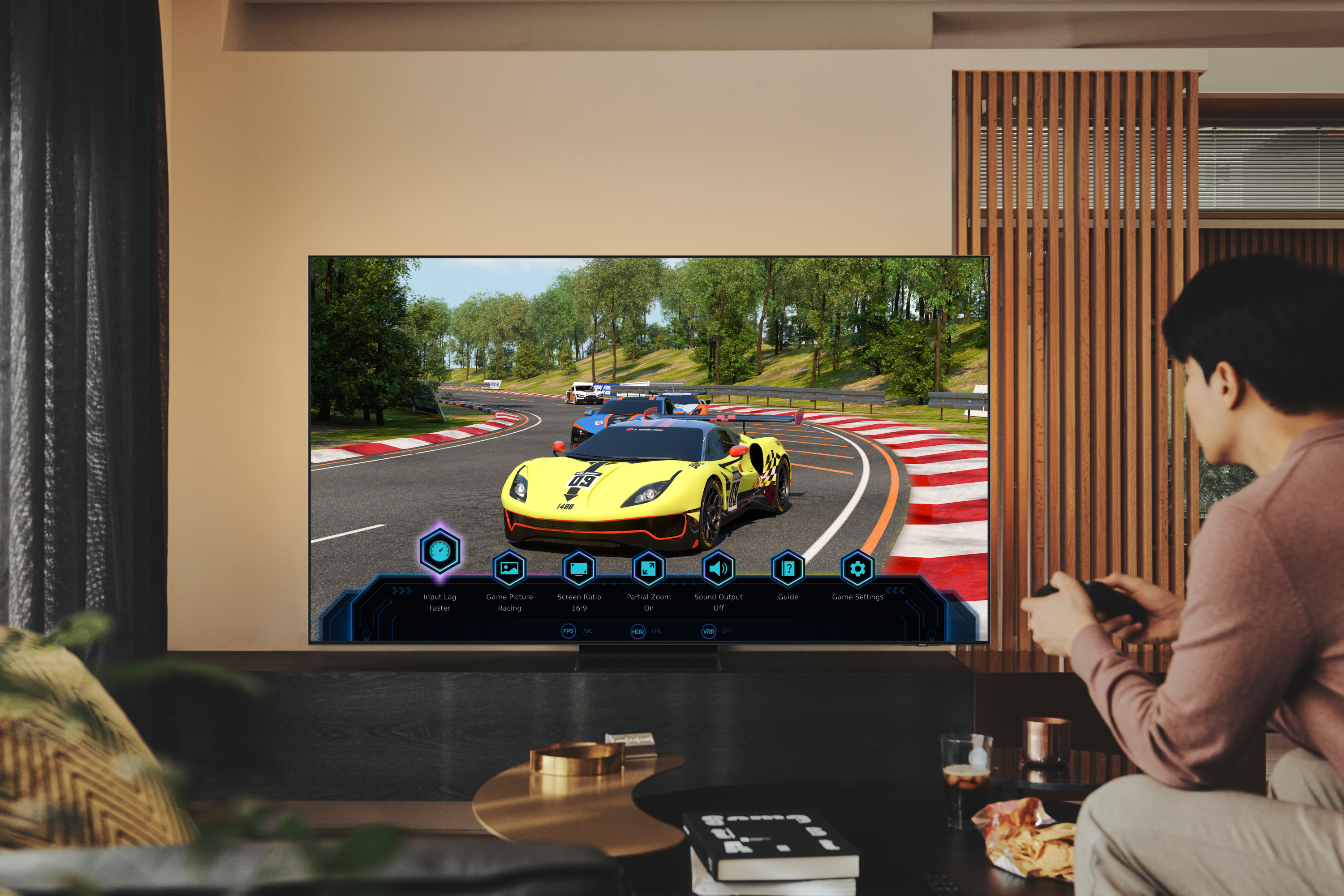Un hombre jugando un juego de carreras en TV grande, interfaz del juego mostrada.