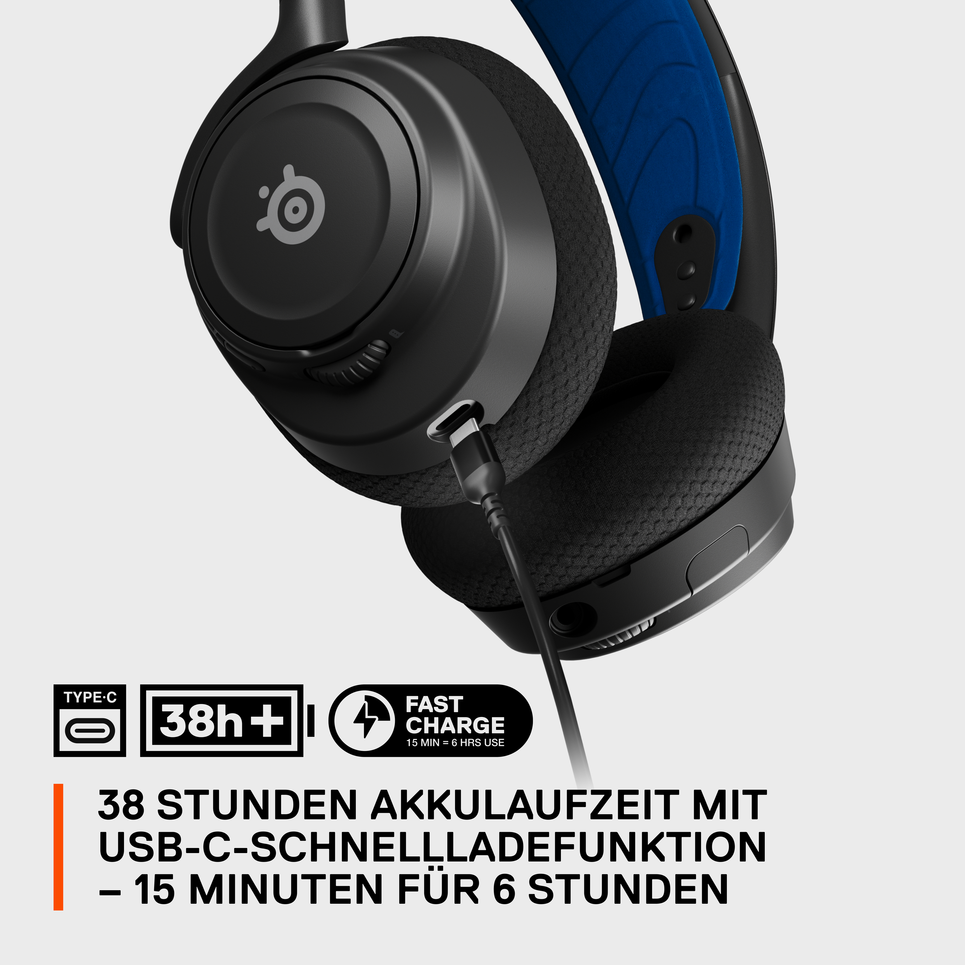 Schwarze und blaue Gaming-Kopfhörer mit eingestecktem USB-C-Kabel.