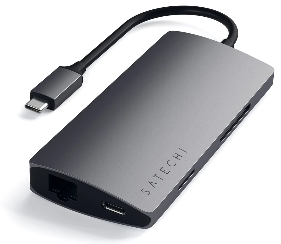 Egy szürke Satechi USB-C hub, több porttal és egy fekete kábellel.