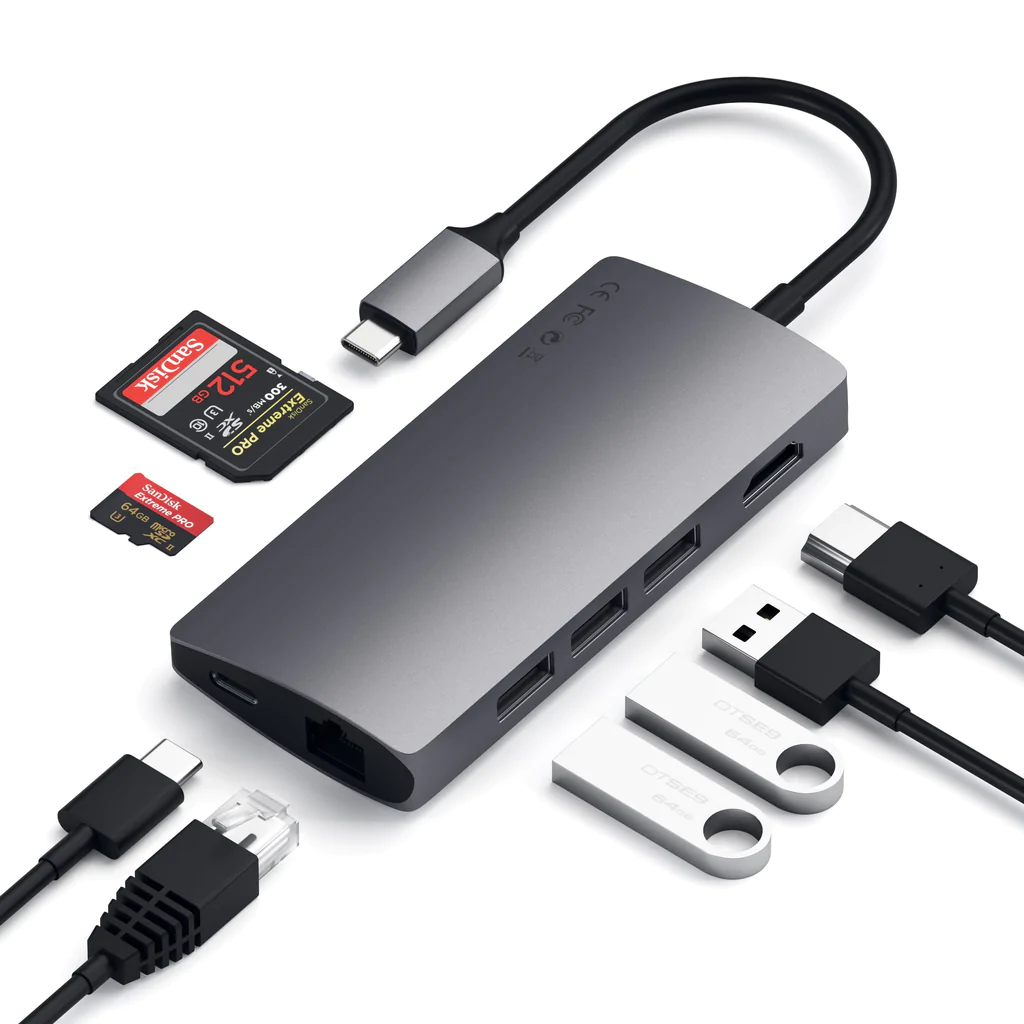 Szürke USB hub különböző csatlakoztatott eszközökkel, mint SD kártyák és USB meghajtók.