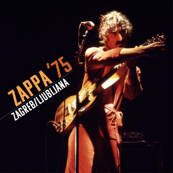 Pochette de l'album Zappa '75 Zagreb/Ljubljana. Homme avec une guitare sur scène, fond sombre, texte orange.