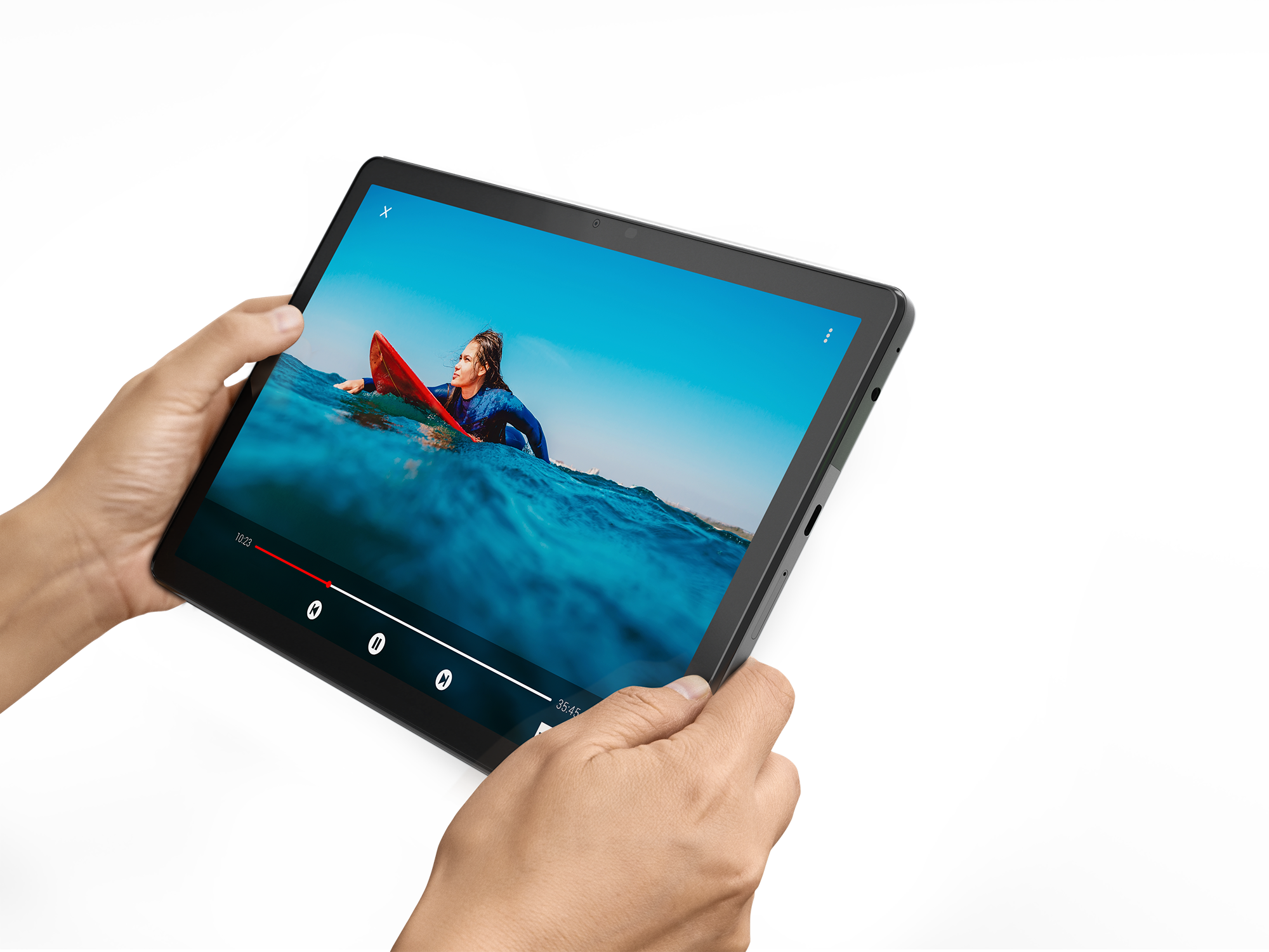 Tablet in Händen. Surfer im Wasser mit laufendem Video.